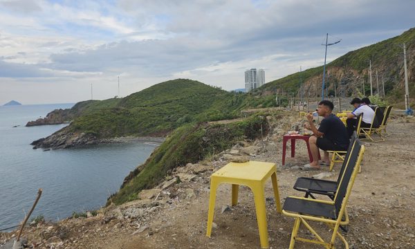 Hàng quán tự phát nằm sát vực trên đèo ở Nha Trang