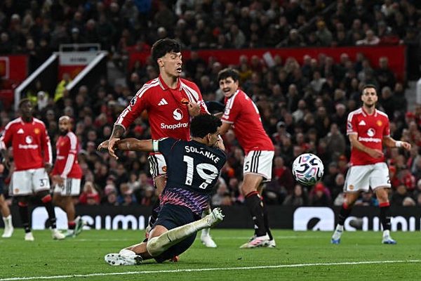 Hàng thủ mắc sai lầm, MU ‘tặng’ điểm cho Tottenham