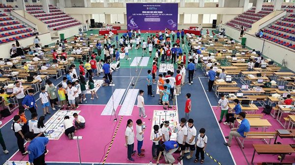 Hàng trăm bạn trẻ miền trung và miền nam say mê tranh tài chế tạo, vận hành robot