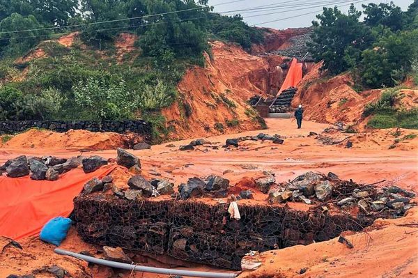 Hàng trăm khối đất đá sạt lở, tràn xuống phủ kín đoạn đường trên Quốc lộ 28