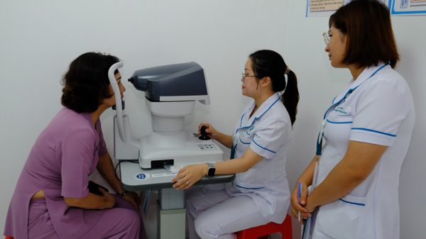 Hàng trăm lượt người bệnh về mắt được khám, chẩn đoán miễn phí