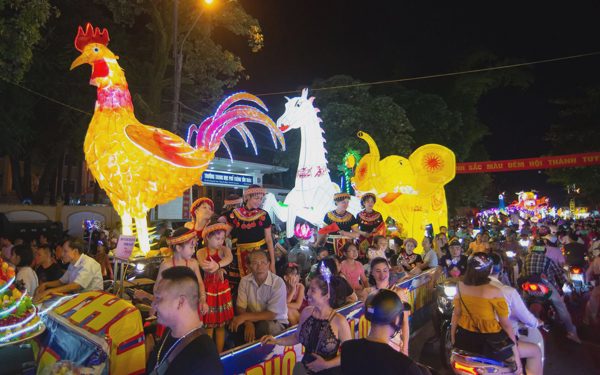 Hàng trăm nghìn người đổ về Tuyên Quang dịp Trung thu, làm gì để ngăn chặn ‘chặt chém’?
