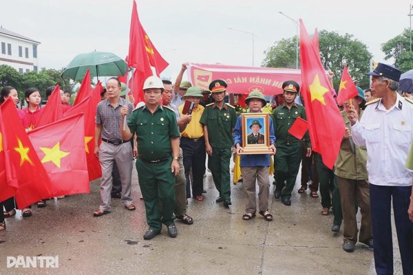 Hàng trăm người cầm cờ Tổ quốc đứng 2 bên đường đón liệt sĩ về sau 59 năm