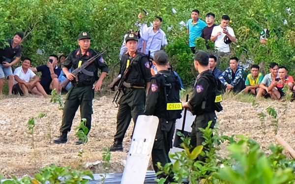 Hàng trăm người dân kéo đến xem cảnh sát vây bắt 2 người cầm kiếm cố thủ ở Thanh Hóa