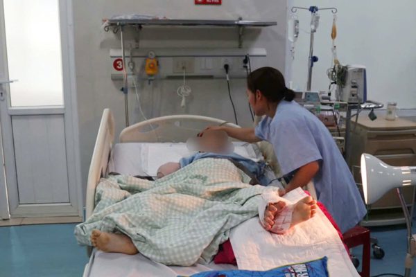 Hàng trăm người đăng ký hiến máu cứu bé trai bị đứt rời bàn tay