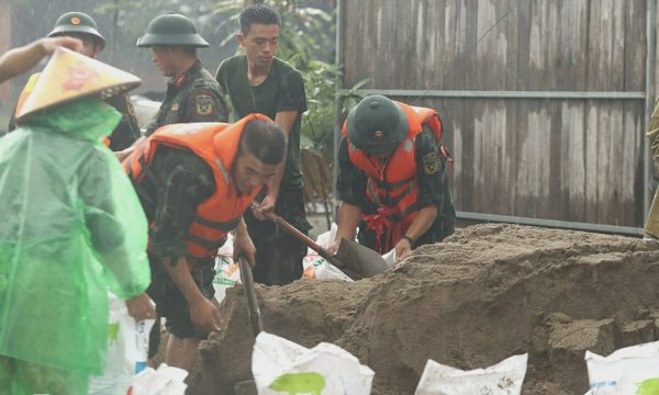 Hàng trăm người đội mưa đắp đê chống lũ ngoại thành Hà Nội