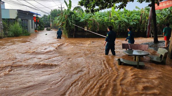 Hàng trăm nhà dân ở Đồng Nai ngập sâu sau trận mưa lớn