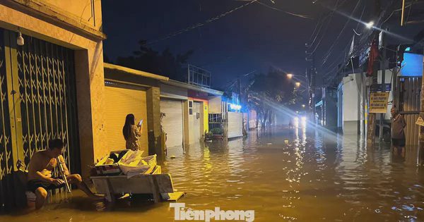 Hàng trăm nhà dân ở TPHCM ngập từ đêm đến sáng: 'Nước dâng nhanh, chỉ chưa đầy nửa giờ đã tràn vào'