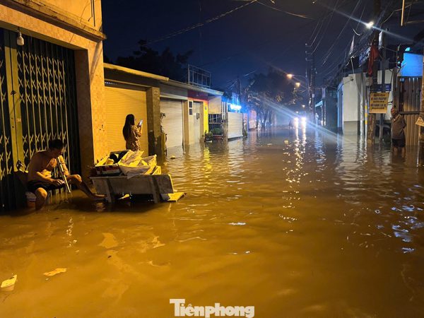 Hàng trăm nhà dân ở TPHCM ngập từ đêm đến sáng: 'Nước dâng nhanh, chỉ chưa đầy nửa giờ đã tràn vào'