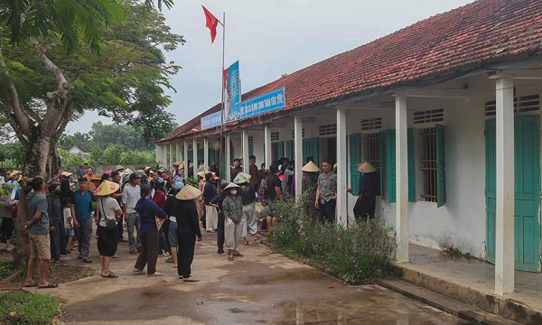 Hàng trăm phụ huynh không cho con đến trường