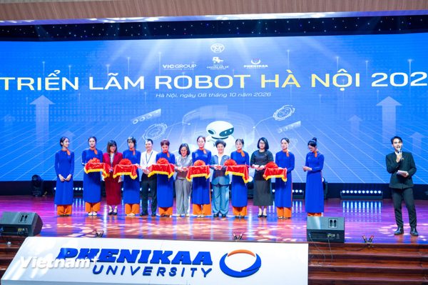 Hàng trăm robot "đổ bộ" Hà Nội: Học sinh hào hứng trải nghiệm công nghệ tương lai
