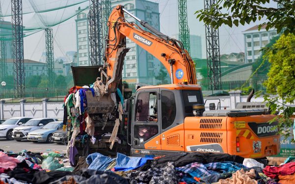 Hàng trăm tấn quần áo cũ chất thành 'núi' ở Hà Nội sẽ đưa đi xử lý tại Nhà máy rác Nam Sơn