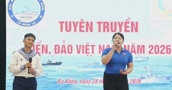 Hàng trăm tân sinh viên mang tình yêu biển, đảo đến Vùng 3 Hải quân