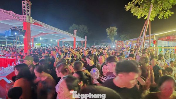 Hàng vạn người đến phiên chợ ở Thanh Hóa