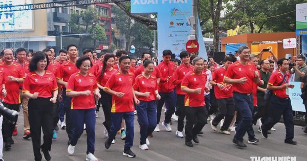 Hàng vạn người tham gia phong trào toàn dân tập luyện thể thao ở hồ Hoàn Kiếm