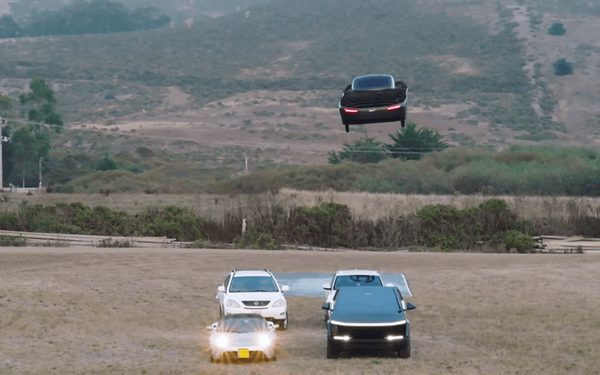 Hãng xe bay tung video 'cà khịa' Tesla Roadster vì đến sau 11 năm