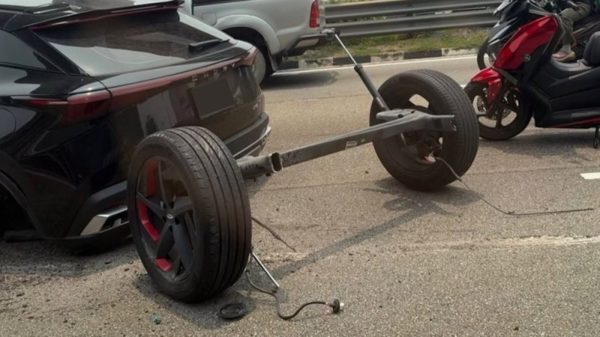 Hãng xe xin lỗi về sự cố SUV rơi trục bánh sau trên đường