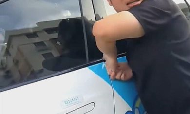 Hành khách bị kẹp ngón tay vào cửa xe tự lái