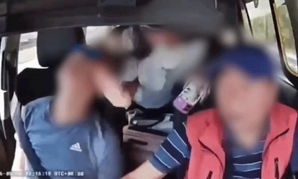 Hành khách cố đánh thức tài xế taxi bất tỉnh