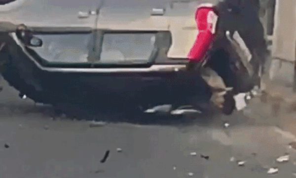 Hành khách suýt văng ra ngoài khi ôtô bị lật