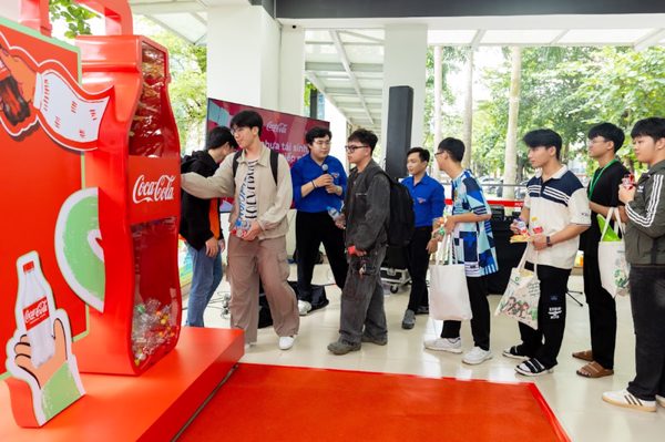 Hành trình 4 năm người trẻ hình thành thói quen thu gom và tái chế chai nhựa