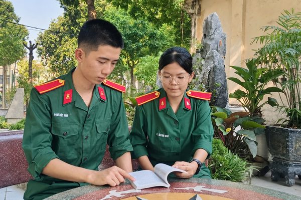 Hành trình của 2 thủ khoa áo lính