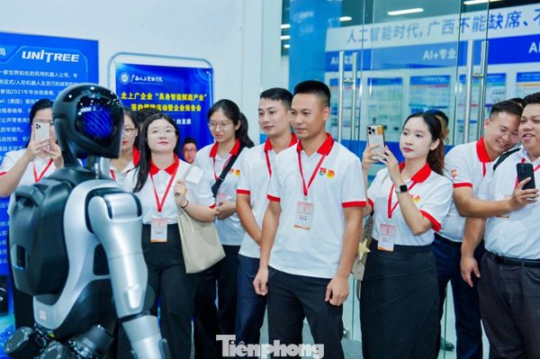 Hành trình 'tìm theo dấu đỏ': Từ lịch sử đến những kết nối mới