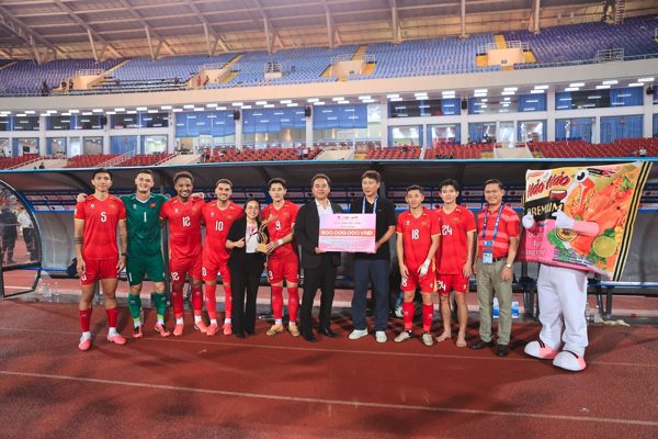 Hảo Hảo ‘thưởng nóng’ 500 triệu đồng cho Đội tuyển Việt Nam