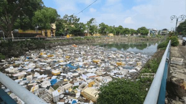 Hào Thành cổ Vinh ngập rác, nổi váng sau trận mưa lịch sử