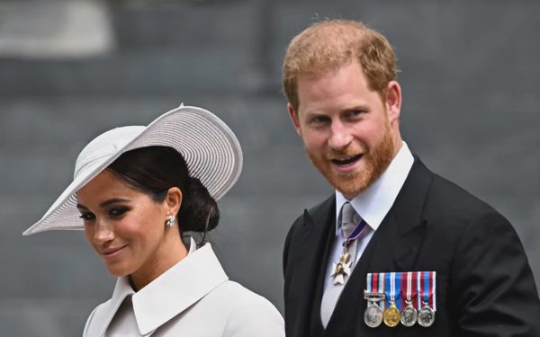 Harry - Meghan ngạc nhiên trước thư Hoàng gia Anh nói họ là 'công dân bình thường'