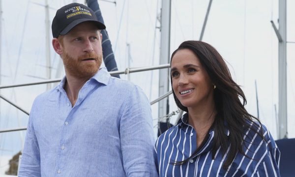 Harry - Meghan từ chối lời mời sống trong dinh thự cổ vì 'không sang trọng'