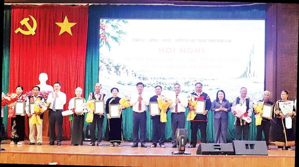 Hạt nhân đoàn kết, chỗ dựa tinh thần của buôn làng