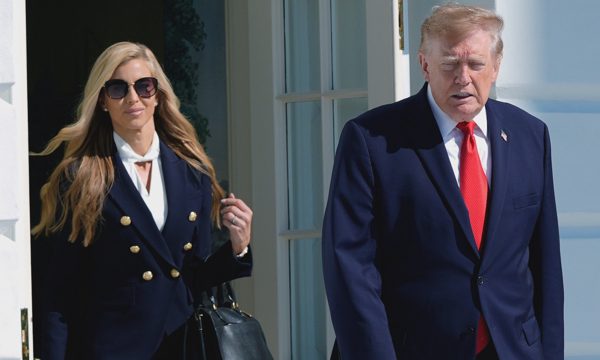 Hậu trường vụ sa thải phát ngôn viên chớp nhoáng của ông Trump