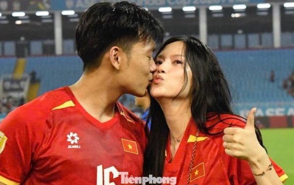 Hậu vệ Nguyễn Thành Chung hôn vợ trên sân Mỹ Đình