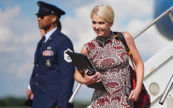 Hé lộ 2 lá thư 'tâm tình' với thần tượng Trump của nữ trợ lý trẻ Natalie Harp