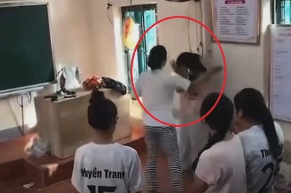 Hé lộ nguyên nhân nữ sinh bị đánh tới tấp khi tập văn nghệ