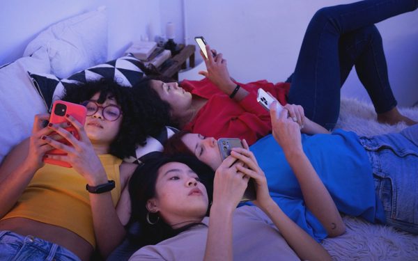 Hệ lụy từ video ngắn: Vòng lặp khiến trẻ 'mắc kẹt' trong ma trận nội dung