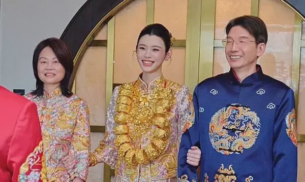 Hề Mộng Dao đeo 22 vòng vàng cưới con trai tỷ phú