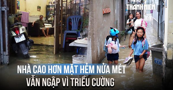 Hẻm ở TP.HCM ngập hơn nửa mét vì triều cường, người dân chờ nước rút mới ăn cơm