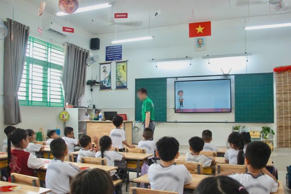 Hết cấp, máy lạnh và tivi phụ huynh tài trợ cho lớp sẽ đi đâu?