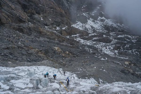 Hiểm họa từ "băng bẩn" trên dãy Himalaya, muội than thúc đẩy sự tan chảy