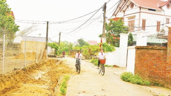 Hiến đất làm đường, xây dựng nông thôn mới