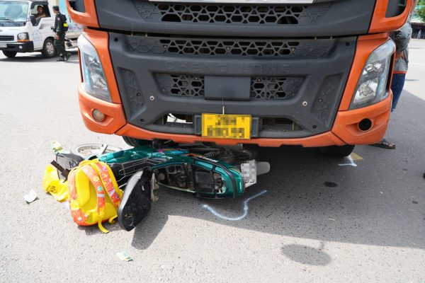 Hiện trường vụ tai nạn ba người tử vong, ba lô trẻ em dưới gầm xe tải