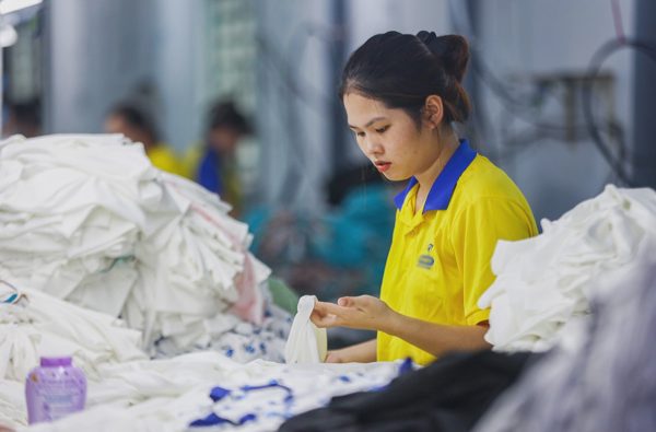 Hiệp hội Dệt may đề nghị lùi thời điểm tăng lương tối thiểu vùng