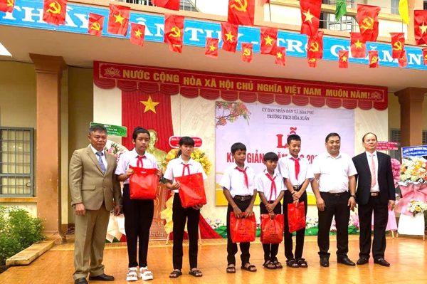 Hiệu trưởng có thâm niên 20 năm làm quản lý xin rời ghế xuống giáo viên