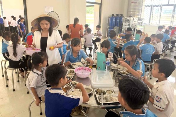 Hiệu trưởng 'dám làm', bữa ăn bán trú học sinh nội trú vùng biên thêm chất