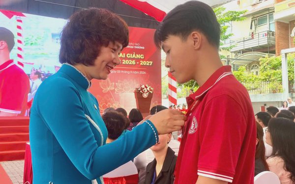 Hiệu trưởng ĐH Ngoại thương trao huy hiệu cho nam SV 'bước đi khuyết tật, 3 lần là HS giỏi tỉnh Quảng trị'