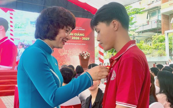 Hiệu trưởng ĐH Ngoại thương trao huy hiệu cho tân SV 'bước đi khuyết tật, 3 lần là HS giỏi tỉnh Quảng trị'