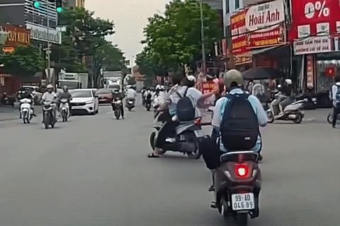 Hiệu trưởng lên tiếng vụ nữ sinh bị kéo tóc ngã xe giữa đường