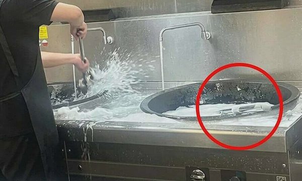 Hiệu trưởng mất việc sau vụ giặt giẻ lau nhà trong nồi ăn bán trú